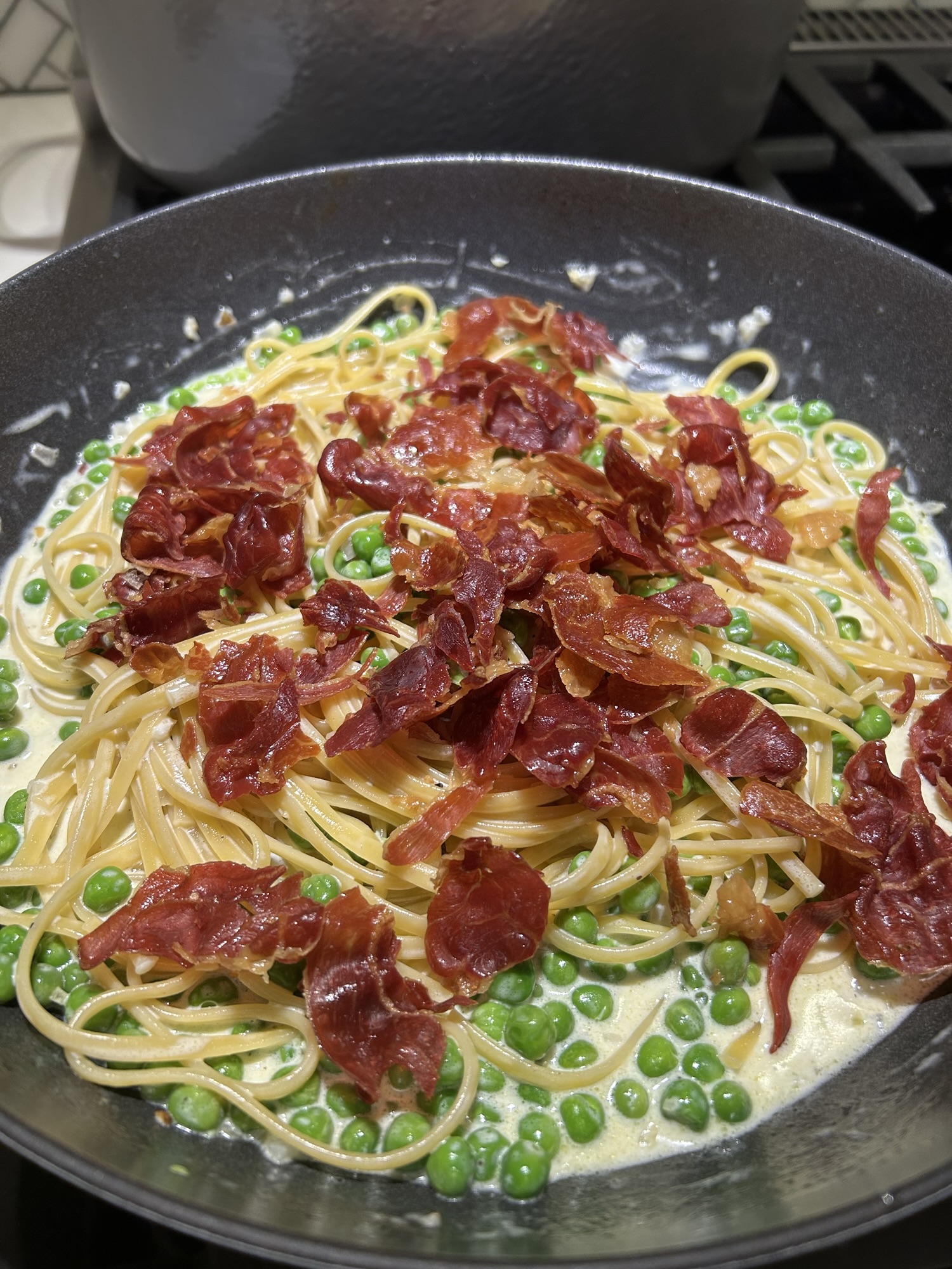 Creamy pasta with peas and prosciutto